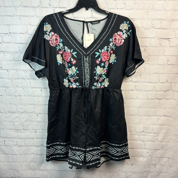 BloomChic Floral Printed Black Romper Plus Size 1X - Picture 2 of 6